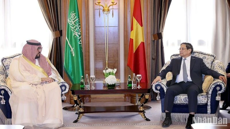 Thủ tướng Phạm Minh Chính tiếp Bộ trưởng Kinh tế và kế hoạch Saudi Arabia Faisal Al-Ibrahim. (Ảnh: Dương Giang)