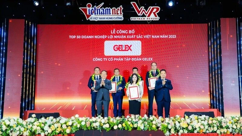 Bà Nguyễn Hồng Nhung - Giám đốc Truyền thông Tập đoàn GELEX nhận Cúp và chứng nhận Top 50 Doanh nghiệp lợi nhuận tốt nhất Việt Nam – năm 2023.