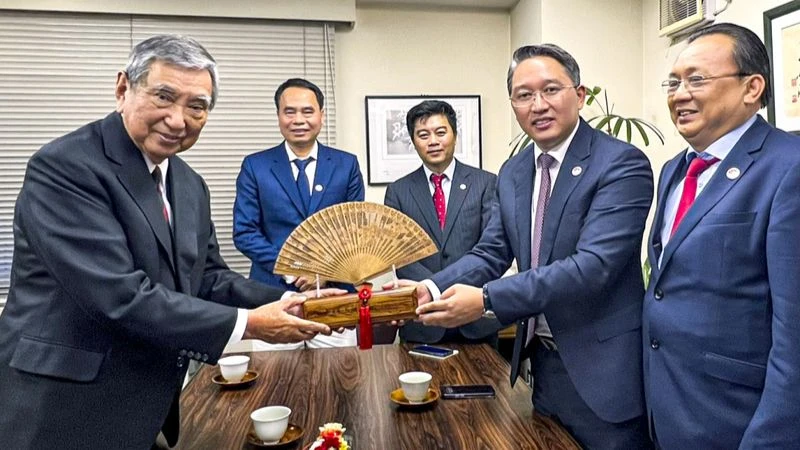 Bí thư Tỉnh ủy Nguyễn Hải Ninh tặng quà lưu niệm chiếc quạt trầm hương do công ty Trầm hương Khánh hòa chế tác cho ông Kono Yohei.