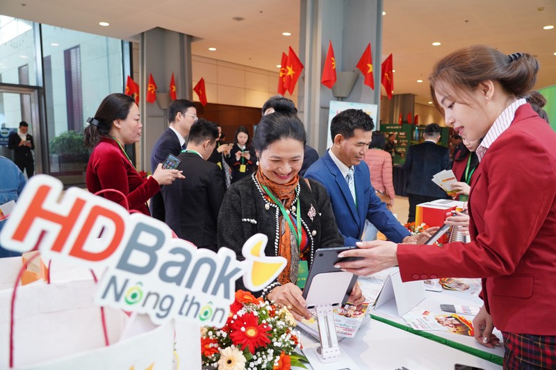 Đại biểu tham dự Đại hội Hội Nông dân Việt Nam hào hứng trải nghiệm ứng dụng HDBank Nông thôn.