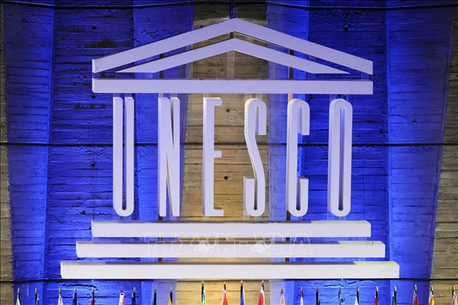 Biểu tượng của Tổ chức Giáo dục, Khoa học và Văn hóa Liên Hợp Quốc (UNESCO) tại trụ sở ở Paris, Pháp. Ảnh: AFP/TTXVN