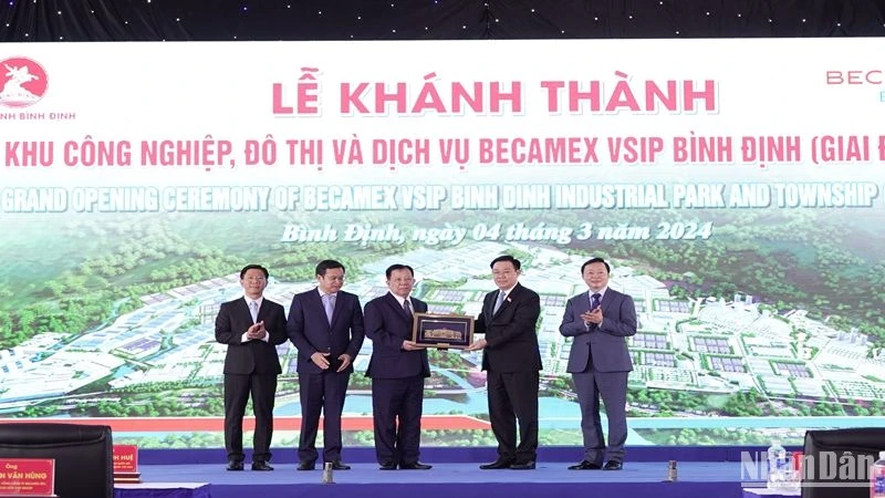 Chủ tịch Quốc hội Vương Đình Huệ trao tặng quà lưu niệm cho các nhà đầu tư.