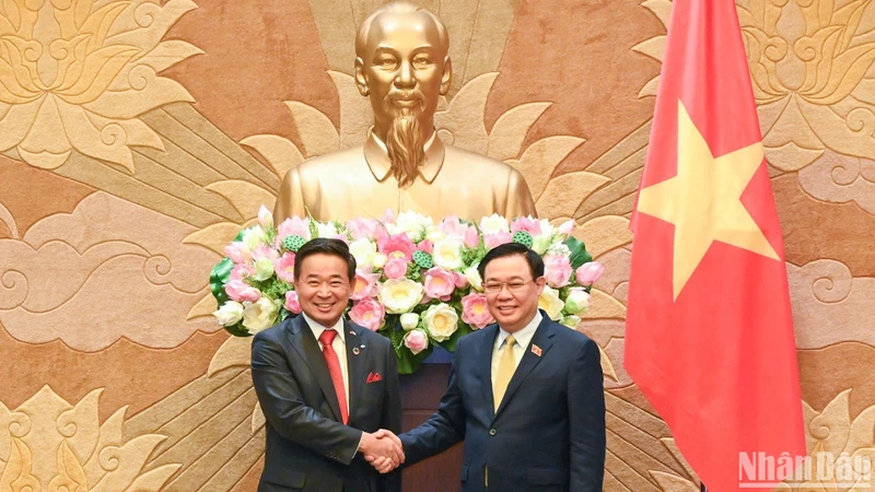 Chủ tịch Quốc hội Vương Đình Huệ và Ngài Masayuki Hyodo, Phó Chủ tịch Hội đồng thành viên Keidanren, Chủ tịch kiêm Tổng Giám đốc điều hành Tập đoàn Sumitomo, Chủ tịch Ủy ban Kinh tế Nhật-Việt.