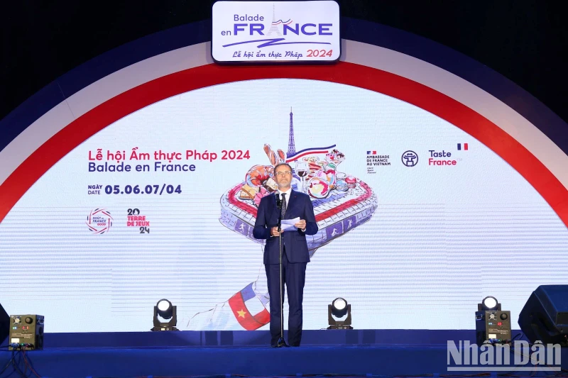 Đại sứ Đặc mệnh toàn quyền Cộng hòa Pháp tại Việt Nam Olivier Brochet phát biểu khai mạc lễ hội.