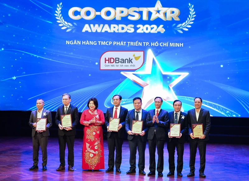 Đại diện HDBank- ông Trần Hoài Phương- Giám đốc Khối Khách hàng Doanh nghiệp HDBank nhận kỷ niệm chương dành cho doanh nghiệp đồng hành cùng Tháng hành động vì Hợp tác xã 2024.