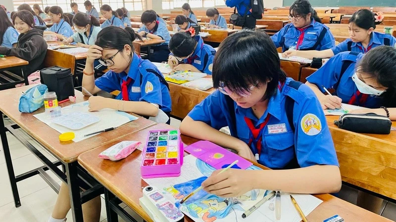 Đông đảo các em học sinh thuộc các cấp học trên địa bàn Thành phố Hồ Chí Minh tham gia cuộc thi vẽ tranh chủ đề “Nước và sự sống".