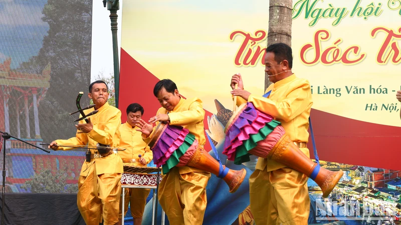 Các nghệ nhân biểu diễn nhạc cụ truyền thống của người Khmer.