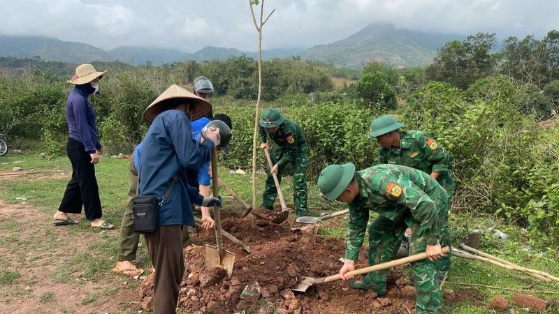 Để bảo vệ rừng, bảo vệ nguồn nước, môi trường sống, vừa qua, cán bộ, công chức, đoàn viên thanh niên huyện Mường Nhé đã ra quân tuyên truyền, vận động nhân dân nâng cao ý thức bảo vệ rừng; đồng thời trồng gần 1.000 cây xanh trên địa bàn hai xã Mường Toong và Mường Nhé.