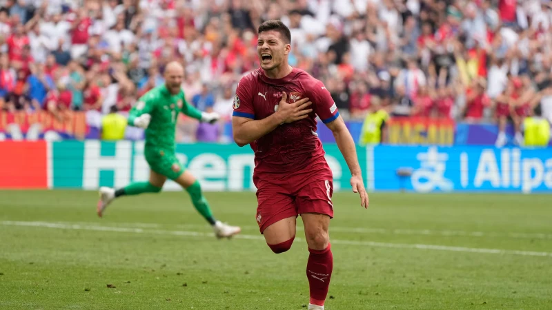 Tiền đạo Luka Jović tỏa sáng kịp thời ghi bàn thắng gỡ hòa vào phút bù giờ cuối cùng cho đội tuyển Serbia. (Ảnh: AP)
