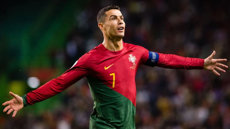 Cầu thủ Cristiano Ronaldo - khi tuổi tác đối với anh chỉ là những con số và sẵn sàng cống hiến tất cả sức lực của mình vì màu cờ sắc áo. (Ảnh: ESPN)