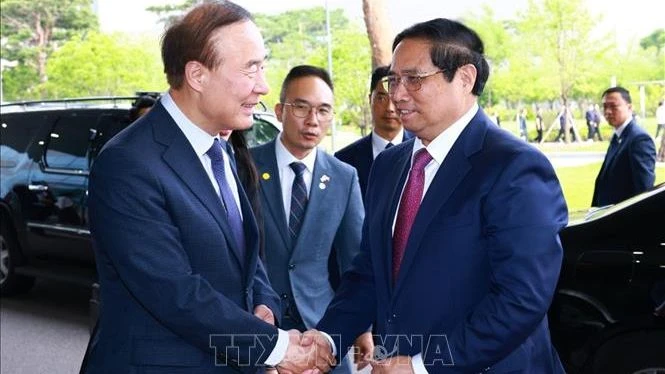 Phó Chủ tịch, Giám đốc điều hành Tập đoàn Samsung Young Hyun Jun đón Thủ tướng Phạm Minh Chính. (Ảnh: Dương Giang/TTXVN)