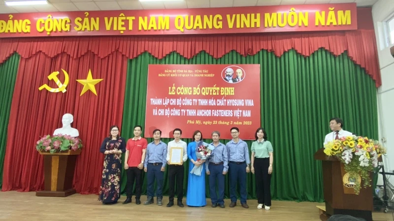 Đại diện Đảng ủy Khối Cơ quan và Doanh nghiệp tỉnh Bà Rịa-Vũng Tàu trao Quyết định thành lập Chi bộ Công ty Trách nhiệm hữu hạn Anchor Fasteners Việt Nam. (Ảnh: Vũ Tân)