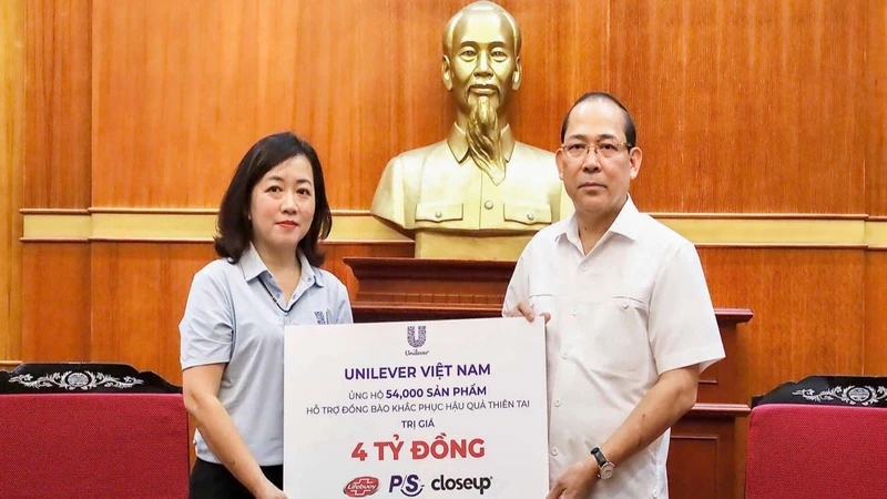 Bà Lê Thị Hồng Nhi - Phó Tổng giám đốc Truyền thông & Đối ngoại của Unilever Việt Nam cùng Ông Hoàng Công Thủy, Phó Chủ tịch Ủy ban Trung ương Mặt trận Tổ quốc Việt Nam - Thông qua Mặt trận Tổ quốc Việt Nam, Unilever đã đóng góp 54,000 sản phẩm trị giá 4 Tỷ Đồng.