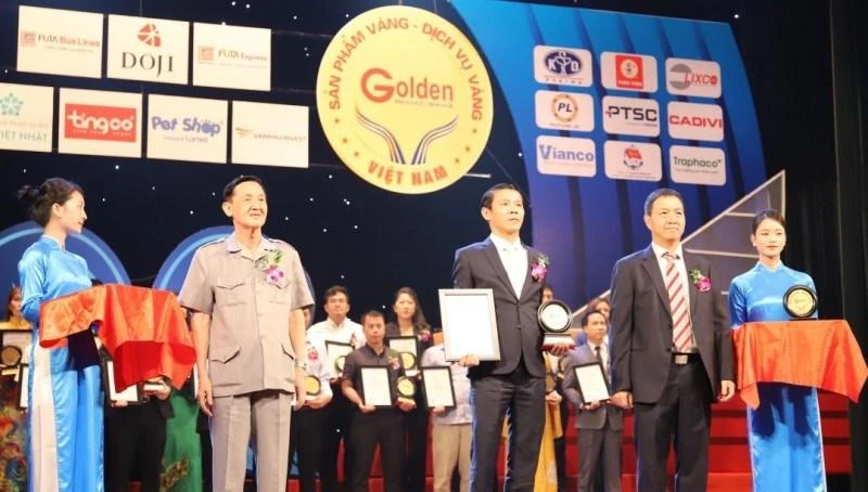 Đại diện Công ty Phương Trang nhận danh hiệu “Top 10 nhãn hiệu hàng đầu và dịch vụ vàng Việt Nam năm 2022”.
