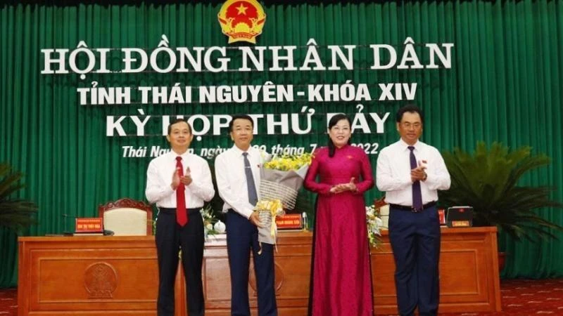 Lãnh đạo tỉnh Thái Nguyên chúc mừng đồng chí Nguyễn Thanh Bình (thứ hai bên trái qua).