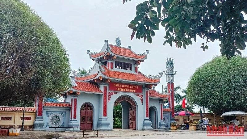 Cổng tam quan Nghĩa trang liệt sĩ huyện Đông Hưng (tỉnh Thái Bình). 