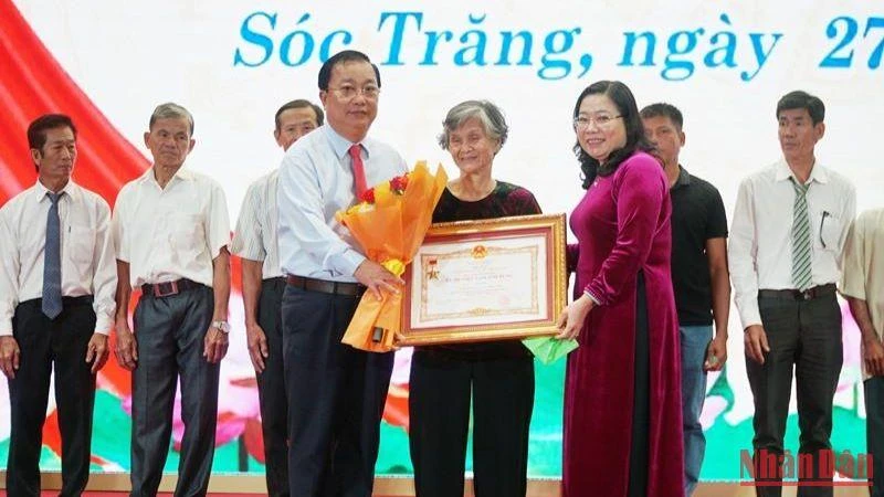 Trao Danh hiệu vinh dự Nhà nước “Bà Mẹ Việt Nam anh hùng” cho các gia đình chính sách tỉnh Sóc Trăng.