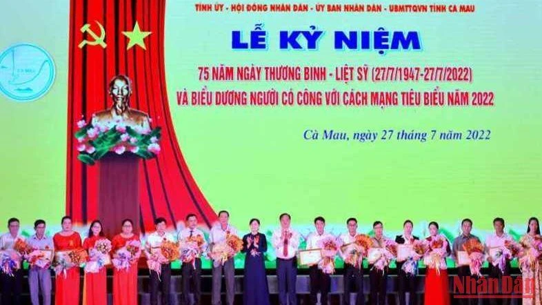 Lãnh đạo tỉnh Cà Mau vinh danh, tặng bằng khen cho tập thể, cá nhân tiêu biểu tại lễ kỷ niệm, sáng 27/7.