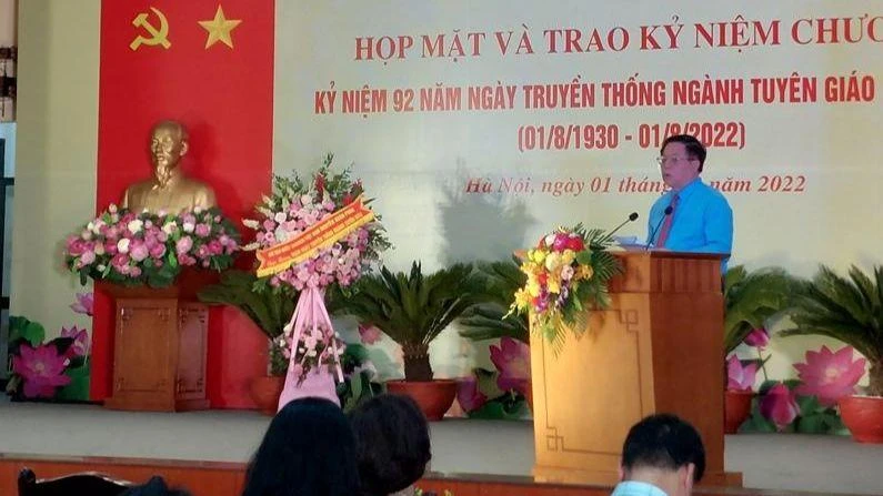 Đồng chí Nguyễn Trọng Nghĩa phát biểu tại buổi lễ.