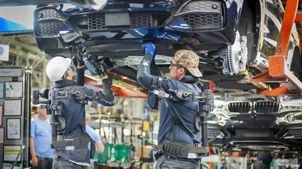 Công nhân làm việc trên dây chuyền sản xuất xe ô-tô của hãng BMW (Đức). (Ảnh: DW/TTXVN)