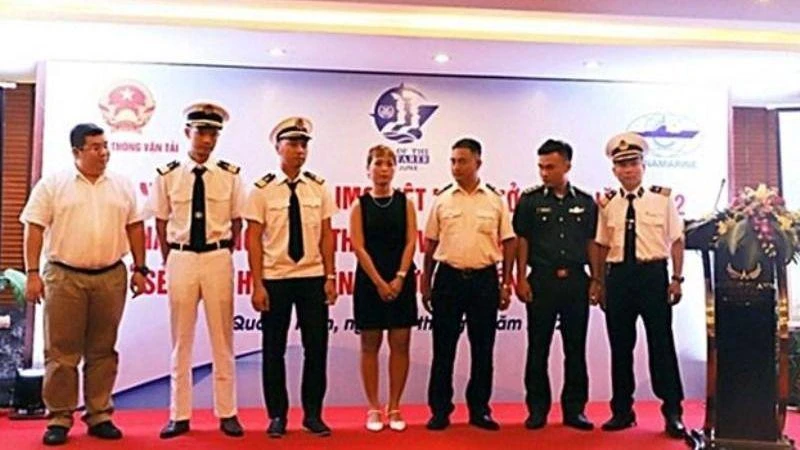 Trung úy Nguyễn Văn Hòa (thứ hai từ phải sang) nhận thư khen từ tổ chức IMO.