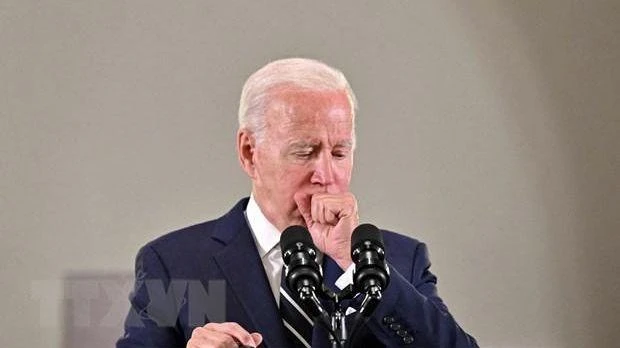 Tổng thống Mỹ Joe Biden bị ho khi ông đang phát biểu nhân chuyến thăm một bệnh viện ở Jerusalem, ngày 15/7/2022. (Ảnh: AFP/TTXVN)