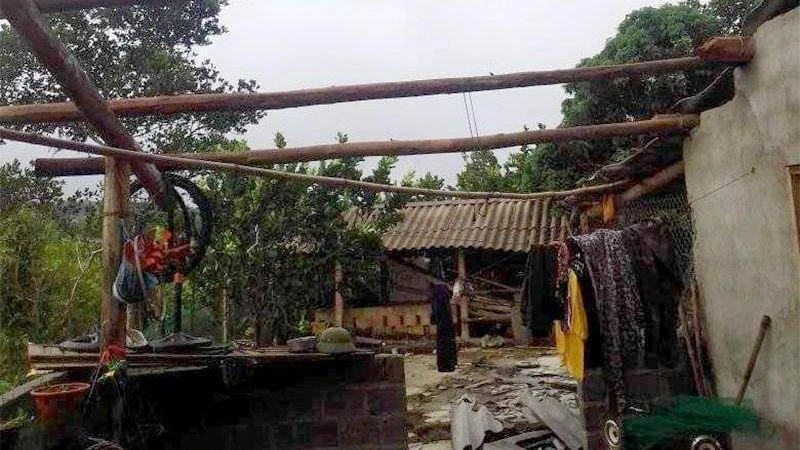 Mưa dông khiến nhà dân tại thôn Lập Thành, xã Đức Ninh, huyện Hàm Yên bị tốc mái hoàn toàn. 