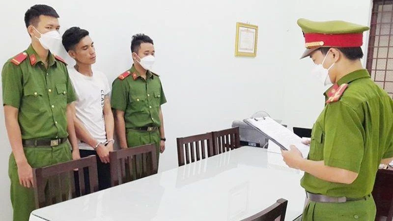 Công an huyện Núi Thành đọc lệnh bắt giữ đối tượng Trần Công Lý.