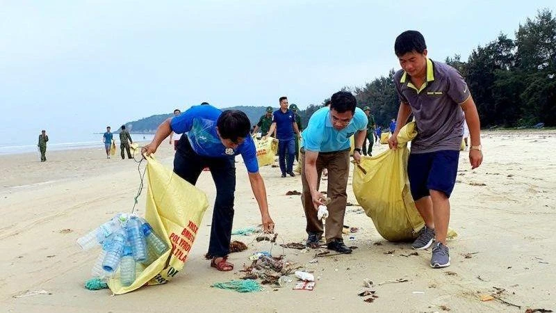 Các cơ quan, ban, ngành, tổ chức, đoàn thể, lực lượng vũ trang và người dân huyện đảo Cô Tô ra quân làm sạch bãi biển.