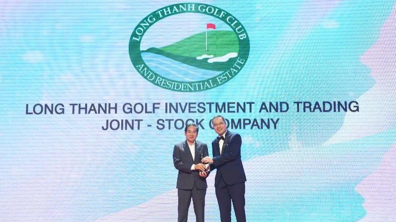 Ông Nguyễn Hữu Thanh - Phó Tổng Giám đốc Công ty cổ phần Đầu tư và Kinh doanh Golf Long Thành nhận cúp “Nơi làm việc tốt nhất châu Á” năm 2022.