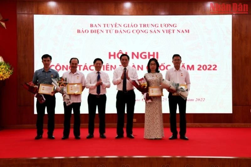 Trao Kỷ niệm chương Vì sự nghiệp Báo điện tử Đảng Cộng sản Việt Nam một số đồng chí cán bộ lãnh đạo, chuyên gia, nhà khoa học. 