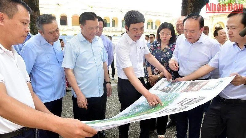 Bí thư Thành ủy Đinh Tiến Dũng và các đồng chí Thường trực Thành ủy kiểm tra Khu di sản Hoàng Thành Thăng Long. (Ảnh: Duy Linh)