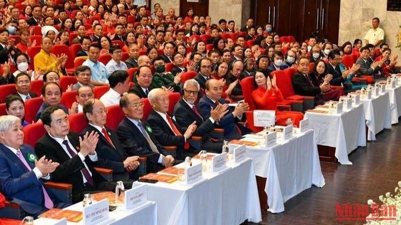 Chủ tịch nước Nguyễn Xuân Phúc cùng các đồng chí lãnh đạo, nguyên lãnh đạo Đảng, Nhà nước cùng đại diện các tổ chức nước ngoài, khách mời quốc tế tại đại hội.