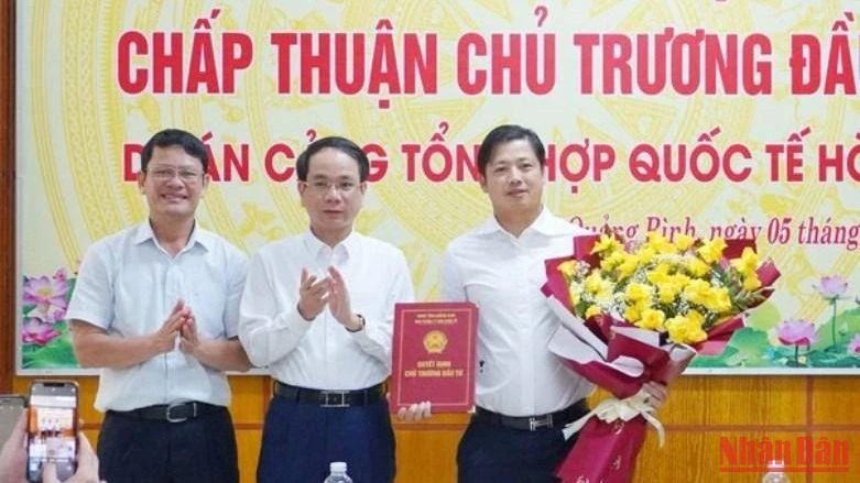 Lãnh đạo tỉnh Quảng Bình trao quyết định chấp thuận chủ trương đầu tư Cảng tổng hợp quốc tế Hòn La.