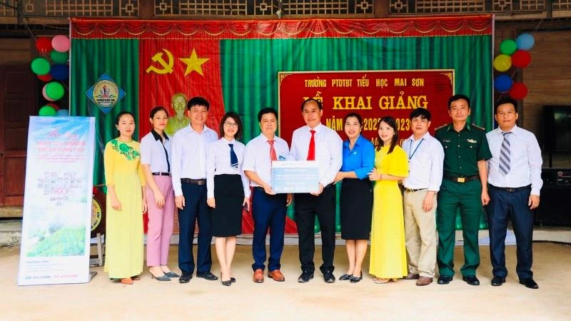 Trao tặng máy tính cho Trường Phổ thông dân tộc bán trú tiểu học Mai Sơn.