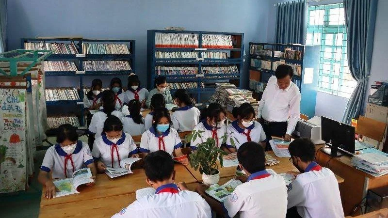 Học sinh Trường Tiểu học và Trung học cơ sở Nguyễn Bỉnh Khiêm (huyện Thuận Nam) tìm hiểu tài liệu giáo dục địa phương.