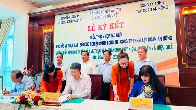 Cục Bảo vệ thực vật, Sở Nông nghiệp và Phát triển nông thôn tỉnh Long An và Công ty TNHH Tập đoàn An Nông ký thỏa thuận hợp tác. 