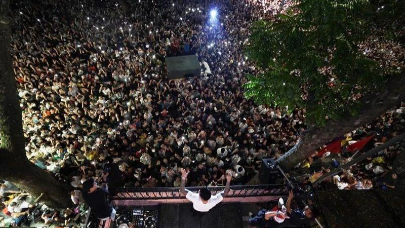 Buổi biểu diễn của ca sĩ Tuấn Hưng đã thu hút hàng nghìn người, gây rủi ro về trật tự, an toàn.