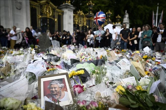 Người dân đặt hoa tưởng niệm Nữ hoàng Elizabeth II tại London, Anh, ngày 10/9/2022. (Ảnh: AFP/TTXVN) 