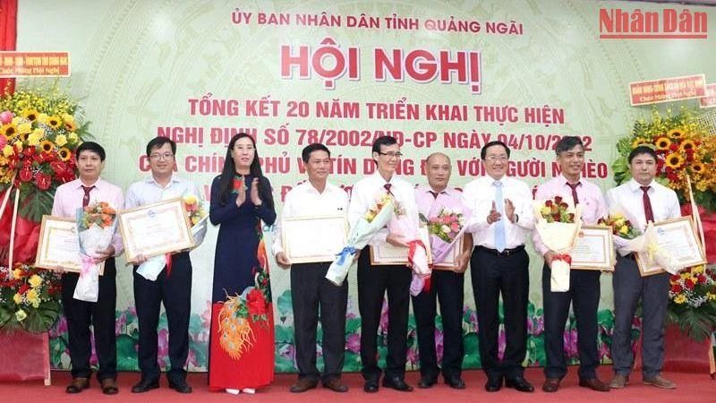 Trao Bằng khen cho các tập thể, cá nhân có thành tích xuất sắc trong triển khai thực hiện tín dụng chính sách ưu đãi. 