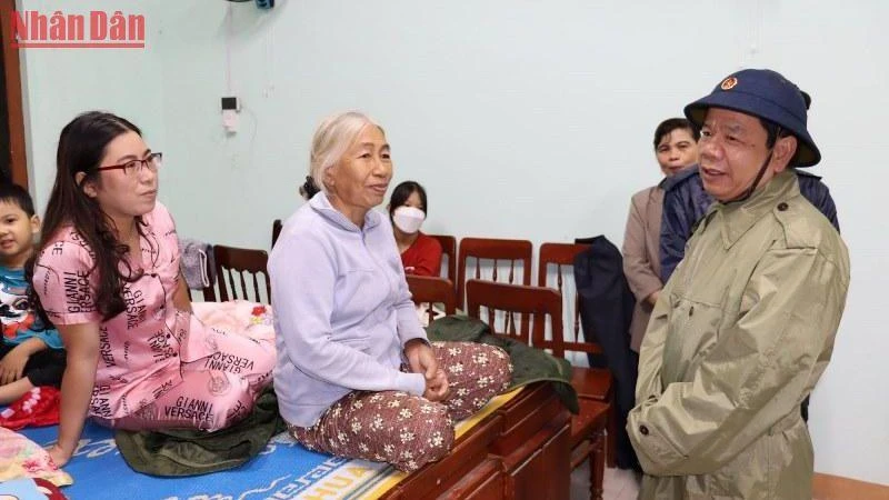 Chủ tịch Ủy ban nhân dân tỉnh Quảng Ngãi Đặng Văn Minh thăm hỏi người dân tại điểm sơ tán tập trung Ủy ban nhân dân xã Nghĩa Phú. (Ảnh: HIỂN CỪ)