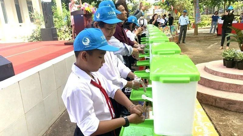 Theo khuyến cáo của ngành y tế, rửa tay thường xuyên bằng xà-phòng là một trong những biện pháp phòng, chống bệnh tay-chân-miệng hiệu quả nhất.