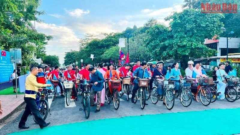 Các đại biểu tham gia đoàn diễu hành xe đạp đều mang trang phục truyền thống dân tộc. (Ảnh: Nguyễn Hải Tiến)