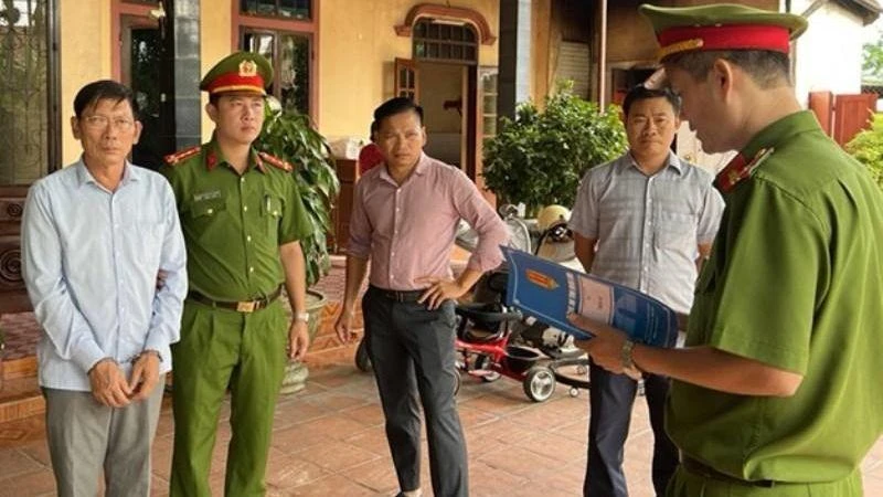 Cơ quan Cảnh sát điều tra Công an tỉnh Quảng Bình tiến hành khám xét nơi ở của Hoàng Văn Đức. (Ảnh: CTV)