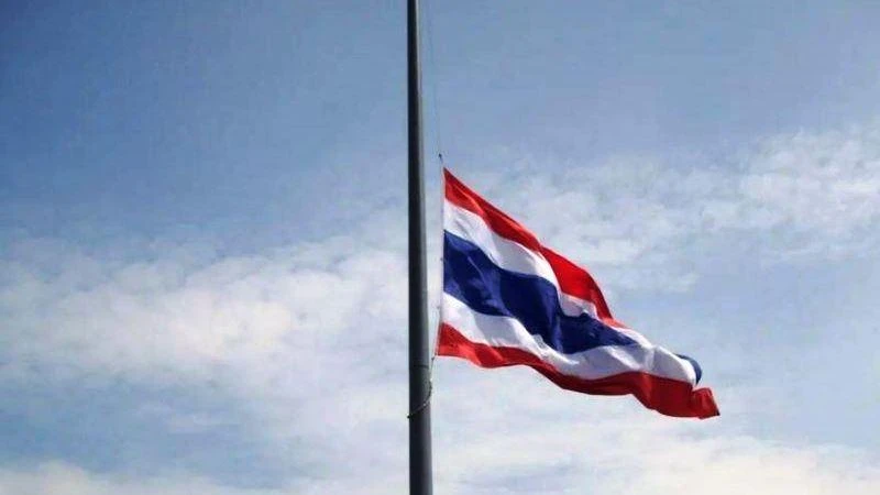 Thủ tướng Thái Lan Prayut Chan-o-cha yêu cầu các cơ quan Chính phủ và doanh nghiệp nhà nước treo cờ rủ để tưởng nhớ các nạn nhân trong vụ thảm sát ở tỉnh Nong Bua Lamphu. (Nguồn: Thaiger)