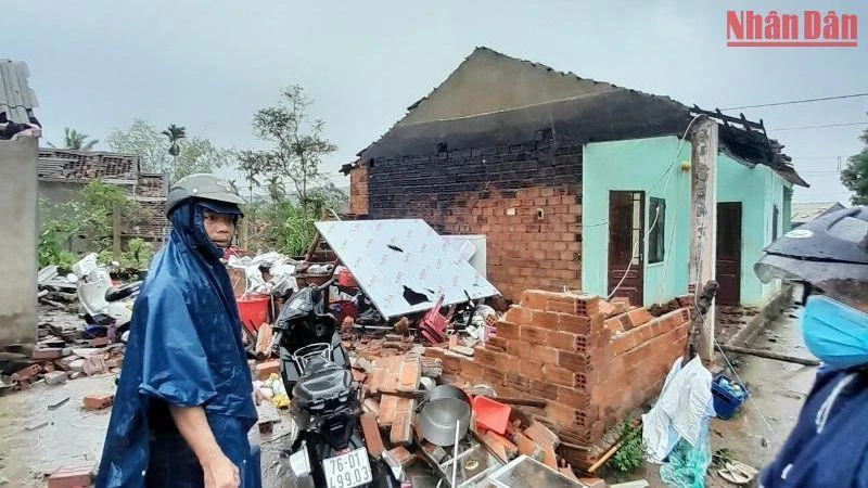 Lốc xoáy làm 17 nhà dân xã Tịnh Hiệp, huyện Sơn Tịnh (Quảng Ngãi) bị tốc mái, hư hỏng.