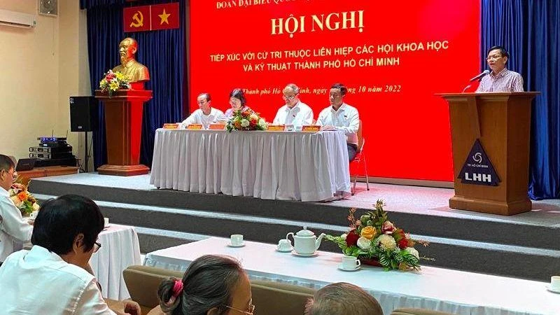 Đoàn đại biểu Quốc hội Thành phố Hồ Chí Minh tiếp xúc cử tri là các nhà khoa học, chuyên gia.