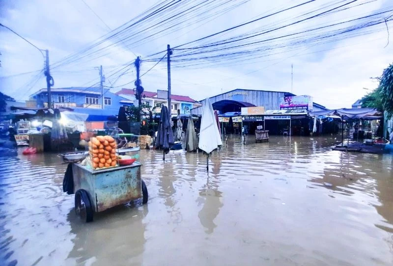 Triều cường đã làm ngập chợ Thanh Đức, huyện Long Hồ, tỉnh Vĩnh Long. (Ảnh: BÁ DŨNG)