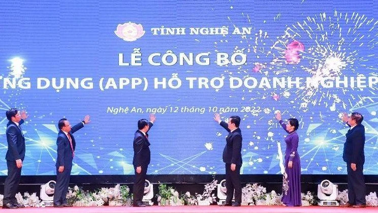 Lãnh đạo tỉnh và Hiệp hội doanh nghiệp tỉnh Nghệ An thực hiện nghi thức công bố ứng dụng hỗ trợ doanh nghiệp tỉnh Nghệ An.