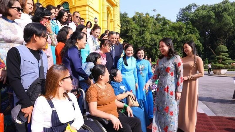 Phó Chủ tịch nước Võ Thị Ánh Xuân trò chuyện cùng Đoàn đại biểu phụ nữ khuyết tật.